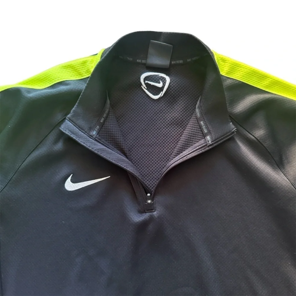 Nike Women’s 1/4 Zip Lightweight Jacket w Thumbholes Black w/ neon green Medium